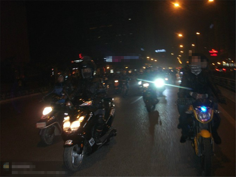 激扬摩托车LED灯，平安夜为你保驾护航